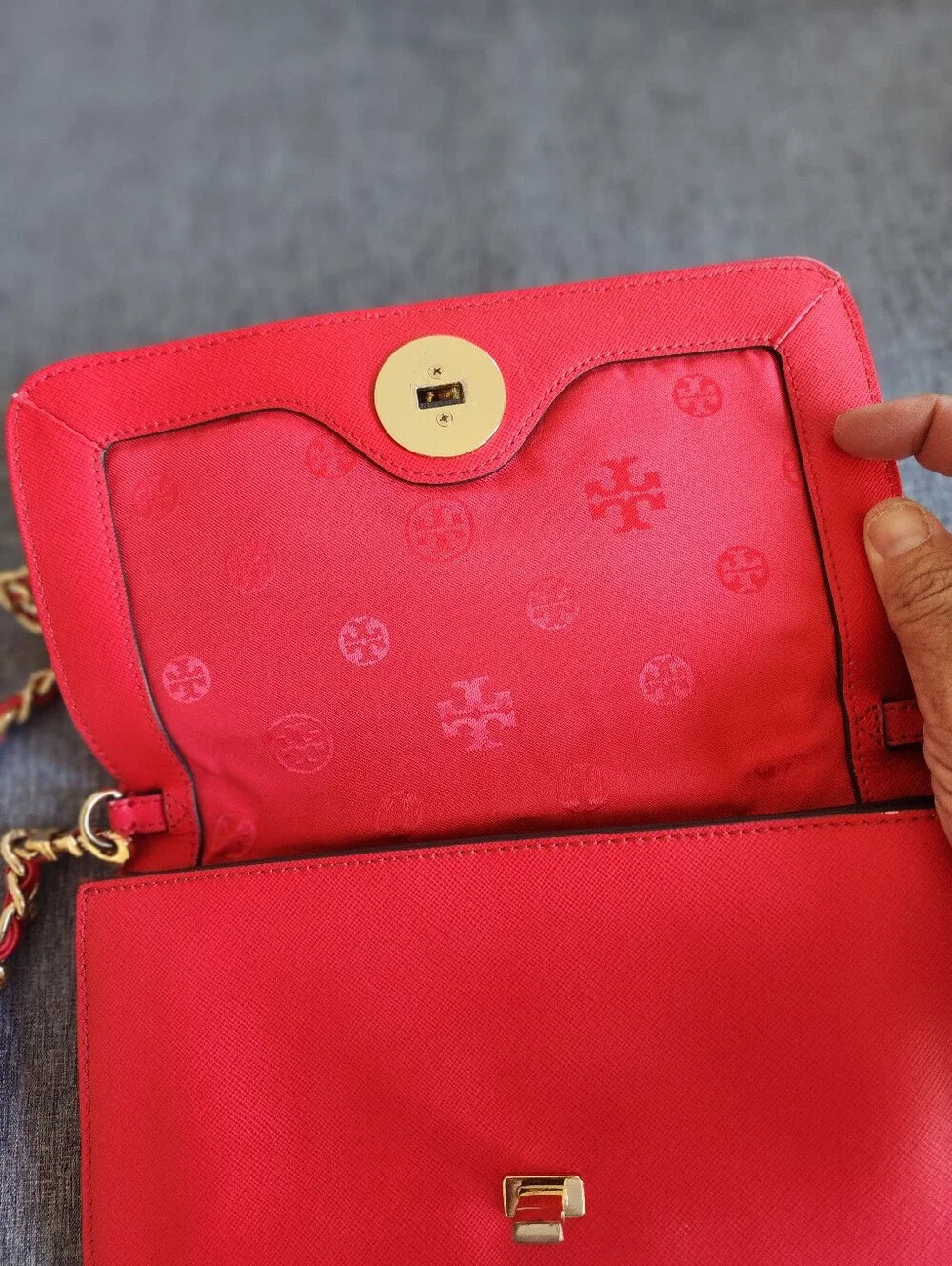 Tory Burch Robinson Bag Red Leather Gold Chain Crossbody Bag with Logo Close